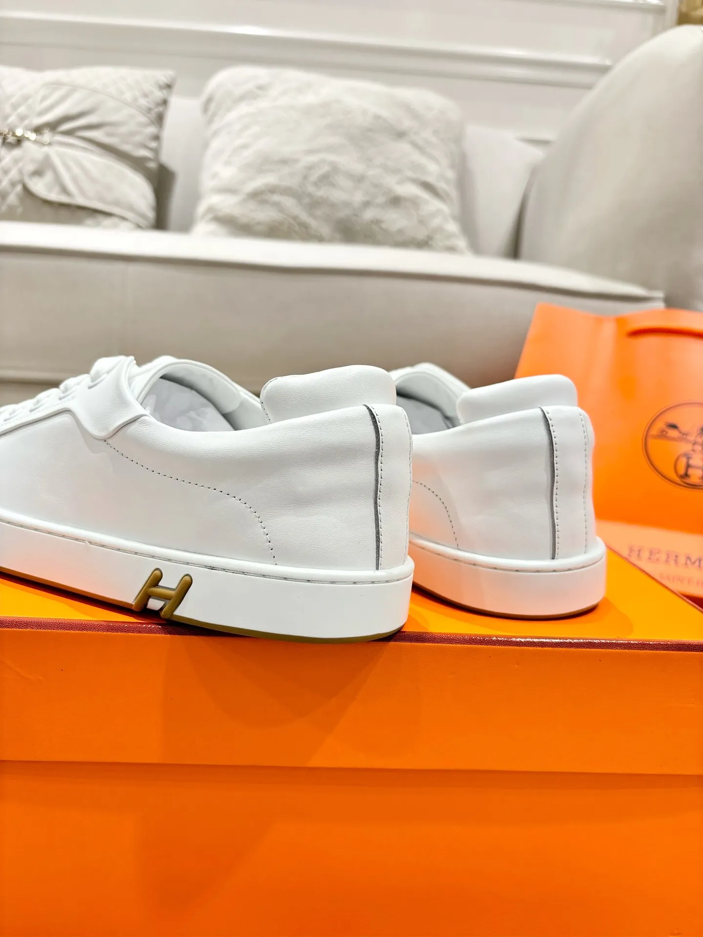 Factory direct sales p640🐘🐘Women's shoes Women's clothing Men's ➕10 Hermes·Hermès 2025ss new Lucky series men's leather loafers casual sports shoes for women Top version 🔝Original purchase, development and production👍🏻 This Hermès sports shoe is made of calfskin and suede goatskin, with iconic "H" details on the side, creating a dynamic and fashionable style. 💘 💜Material: original imported first-layer cowhide 💛Inner lining: original customized soft sheepskin 💚Sole: original molded non-slip TPU outsole ❤️Sole thickness: about 2.5cm 🤍Number of yards: 35-45👣 (40 for women and 45 for men, custom-made and non-refundable